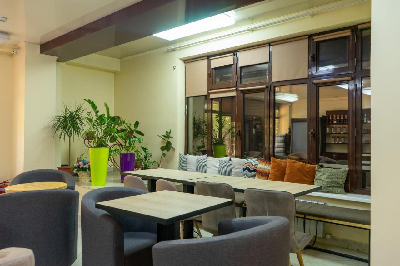 7 Days Hotel Almaty Esterno foto