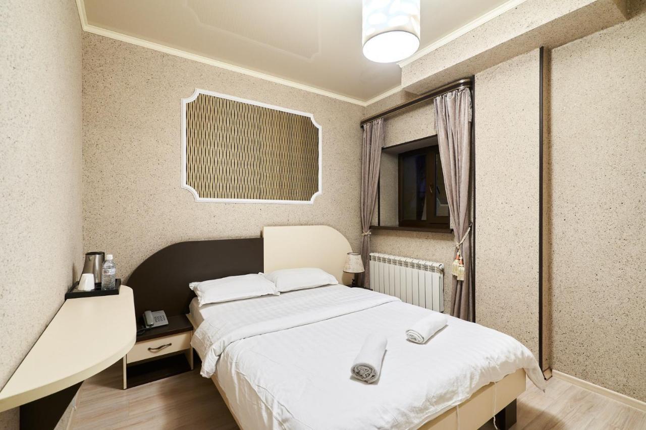 7 Days Hotel Almaty Esterno foto